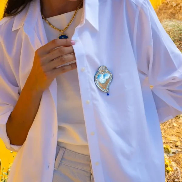 broche coeur sacré sur chemise -élégance et charme - un bijou ex voto - Photyne