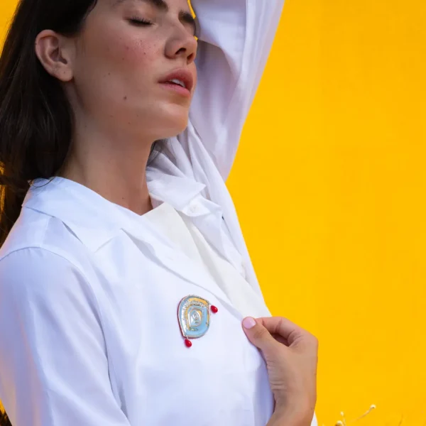 Broche en argent et cuir TAMA - Modèle en forme d'oeil - un bijou ex voto de Photyne