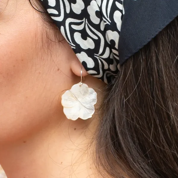 Fleur d'hibiscus en nacre blanc montée en boucles d'oreilles, crochets en argent - Photyne