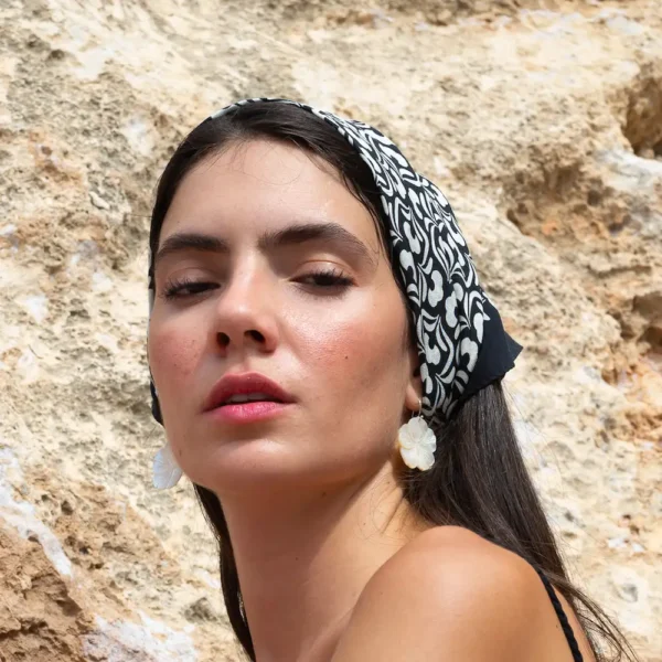 Boucles d'oreille modèle VIVI , motif hibiscus en nacre - crochets argent - Une création Photyne