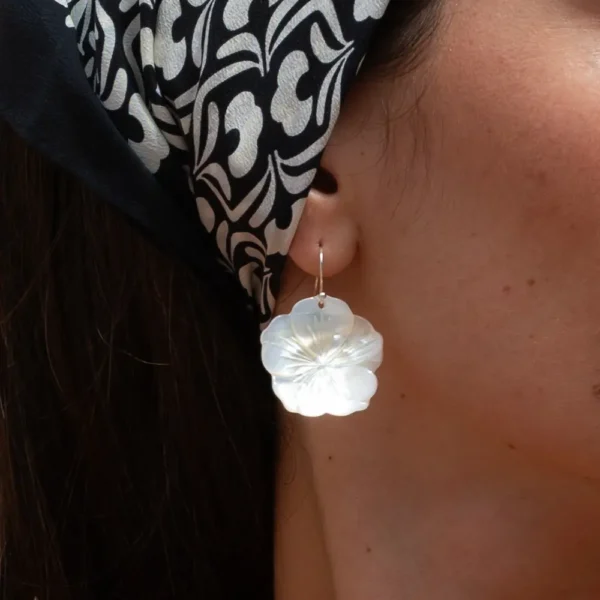 Boucles d'oreille de nacre blanche, montées sur des crochets en argent - Modèle Vivi - Photyne