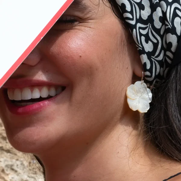 Délicates boucles d'oreille en nacre blanche, motif hibiscus - une création Photyne