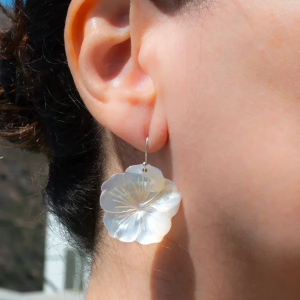 Délicates boucles d'oreille en nacre blanche en forme de fleur d'hibiscus et montées sur des crochets en argent - Photyne