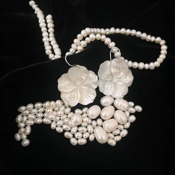 Boucles d'oreilles en nacre blanche et crochets argent - modèle Vivi - Photyne