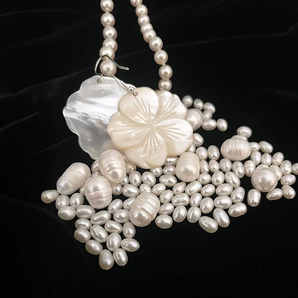 Boucles d'oreilles en nacre blanche artisanales Vivi - Une création Photyne