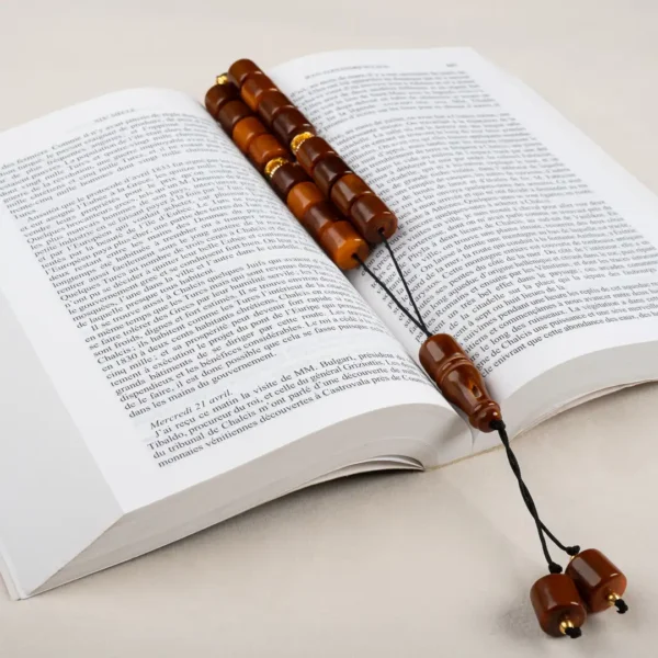 Komboloï traditionnel avec ses perles fantaisies de couleur marron ou roux - design élégant et discret - Photyne