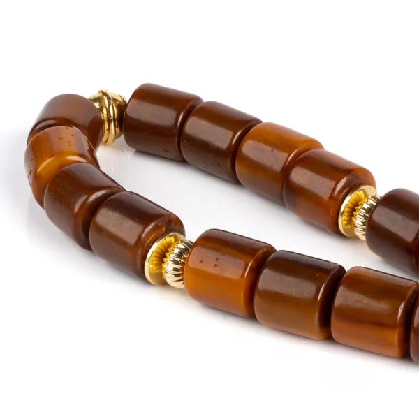 Détail des perles d’un komboloï grec aux couleurs harmonieuses - texture douce et fini brillant - un objet au chic intemporel - Photyne