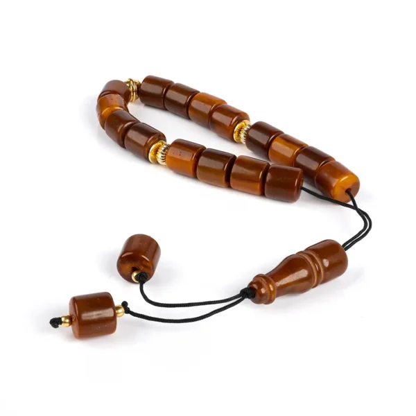 Komboloi grec aux teintes marrons, posé sur une surface blanche, mettant en valeur son design raffiné et la qualité de sa fabrication artisanale - le made in France selon Photyne