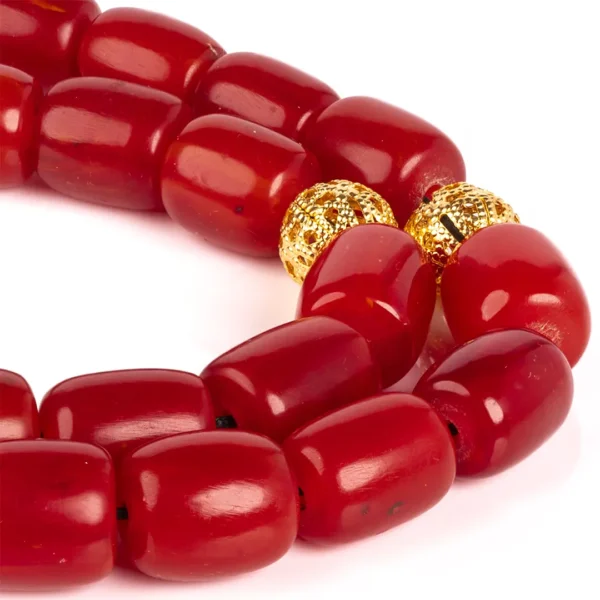 Komboloi traditionnel - gros plan sur les perles fantaisies : grenat et or - Photyne