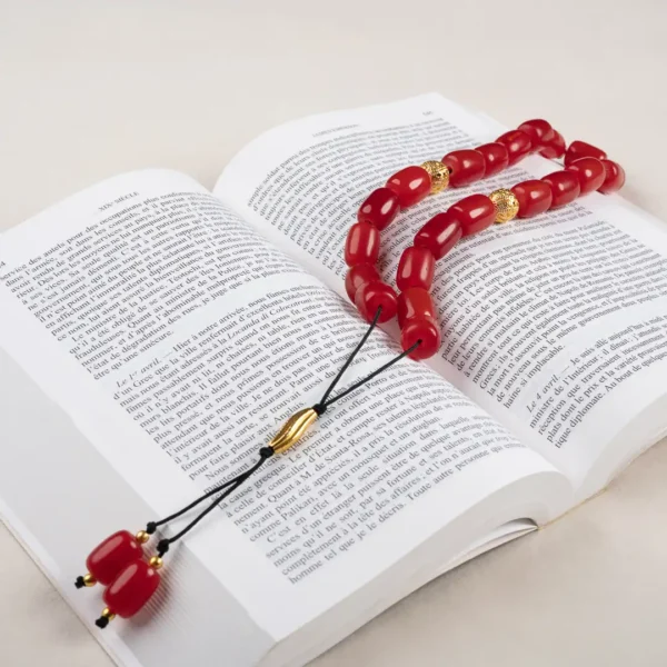 Voyagez en Grèce sans bouger d'un iota avec ce komboloï traditionnel aux couleurs vives - perles grenat et décors dorés - Photyne