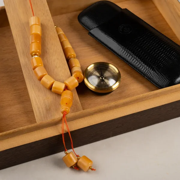 Komboloï artisanal grec couleur miel- perles tonneaux et billes dorées, fabriqué en France - Photyne.