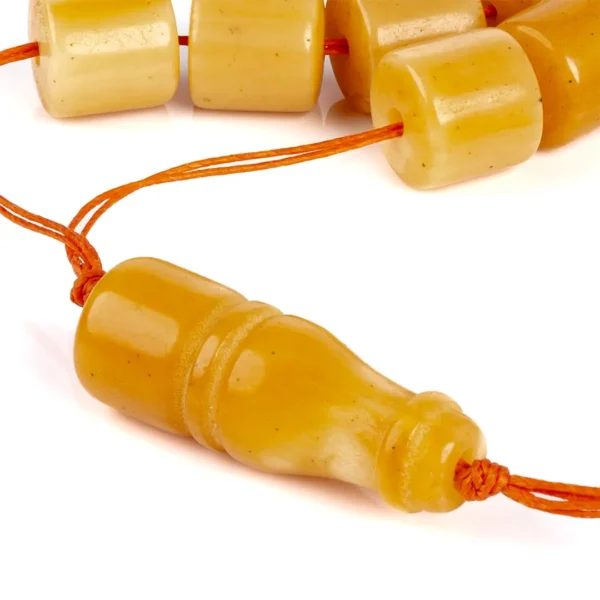 Komboloi grec artisanal de couleur miel - vue rapprochée - Photyne