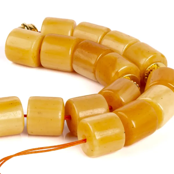 Gros plan sur un Komboloi grec de couleur miel - perles fantaisies - fabrication française par Photyne