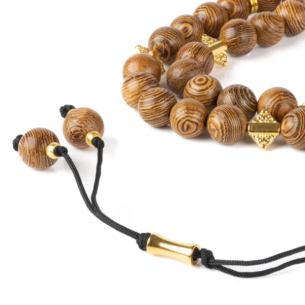 Vue rapprochée d'un Komboloï grec traditionnel - perles de bois de wengé et éléments dorés - Photyne