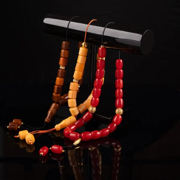 Trois komboloï sur un présentoir - grenat, miel et marron - objets traditionnels grecs revisités par Photyne