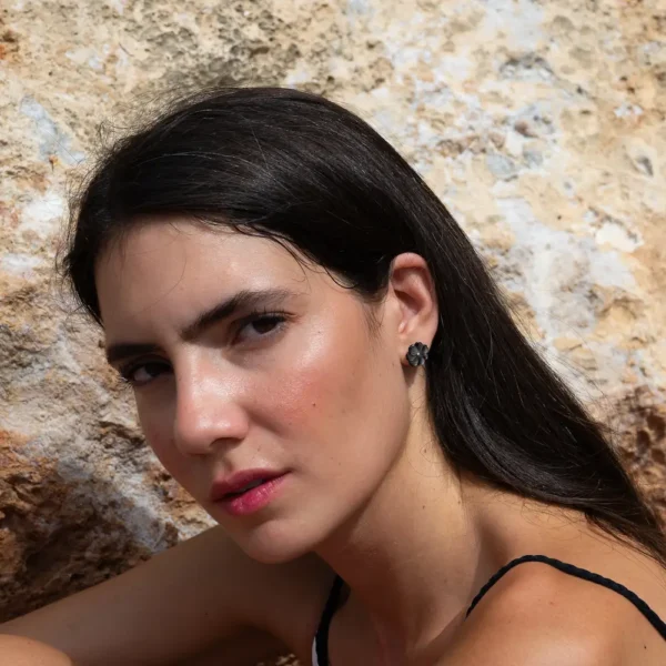 Pouces d'oreilles en nacre noire au motif floral - une création Photyne