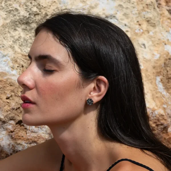 Boucles d'oreille discrètes Loulou en nacre noire par Photyne