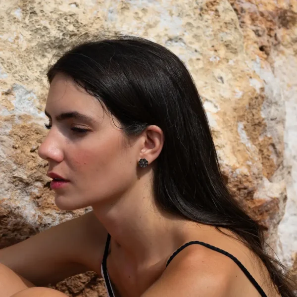 Élégantes puces d'oreille en nacre noire motif floral- Loulou par Photyne