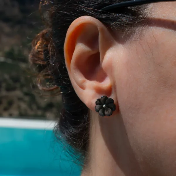 Puces d'oreilles en nacre noire - modèle Loulou - une création Photyne