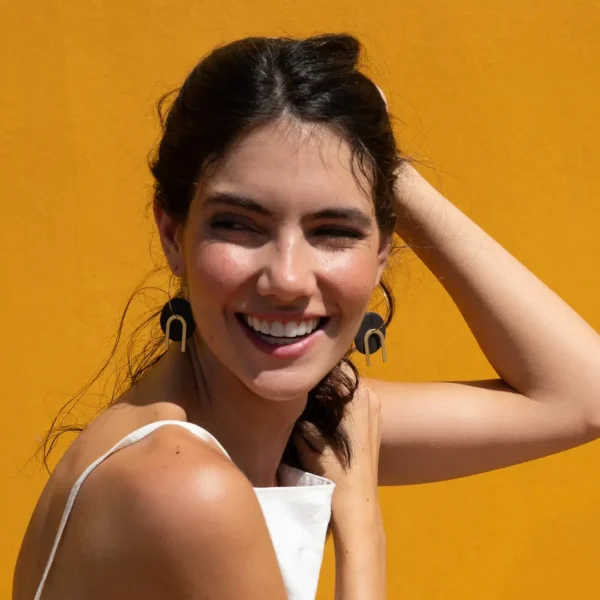 Soleil et tradition dans un bijou inspiré par la Grèce - Créoles de grès noir et éléments dorés - un bijou grec par Photyne