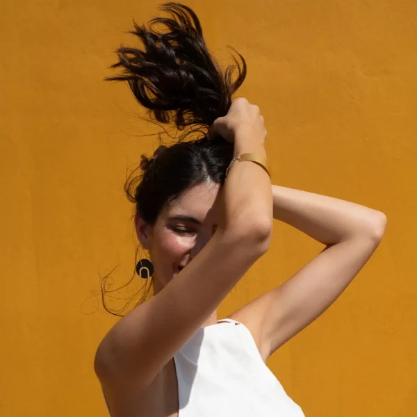 Créoles Mina par Photyne, grès noir et éléments dorés - un bijoux artisanal unique