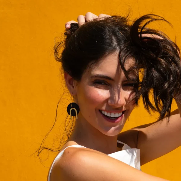 Boucles d'oreilles Mina par Photyne - disques de grès noir et éléments dorés - une création unique