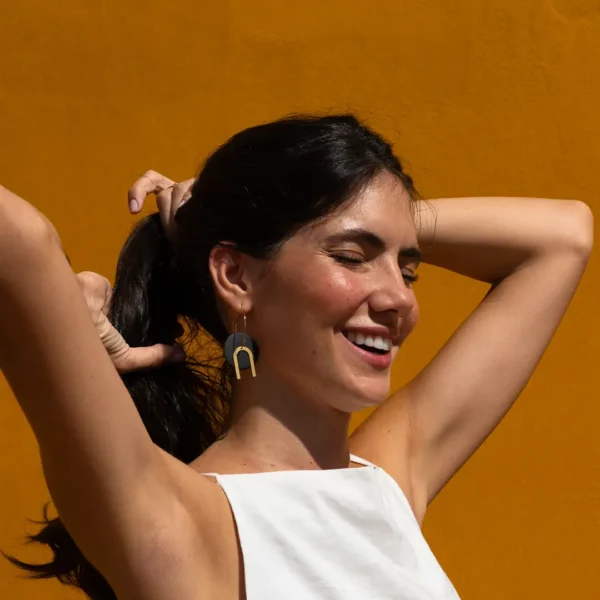 Créoles de céramique noire avec des éléments en forme de U dorés - un bijou inspiré par la Grèce - Photyne