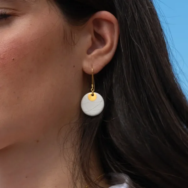 Boucles d'oreilles blanche et or en porcelaine de Limoges - un bijou Photyne