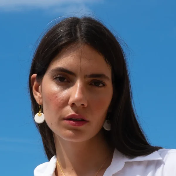 Boucles d'oreilles Electra, un bijou en porcelaine blanche et décor à l'or fin, une création artisanale Photyne