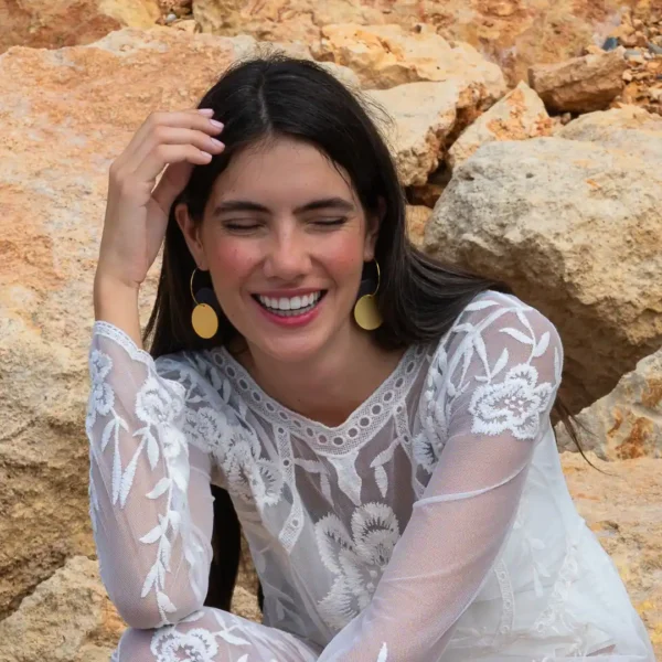 Créoles Photyne, modèle Eklipsi - disques de grès noir et de laiton doré - un bijou unique