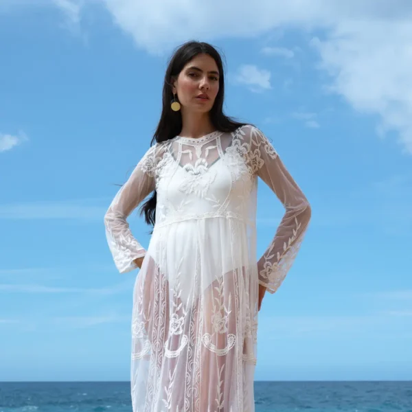 Créoles de grès noir et disques de laiton doré Eklipsi - un bijou où le soleil et la lune sont suspendus à votre cou - Photyne