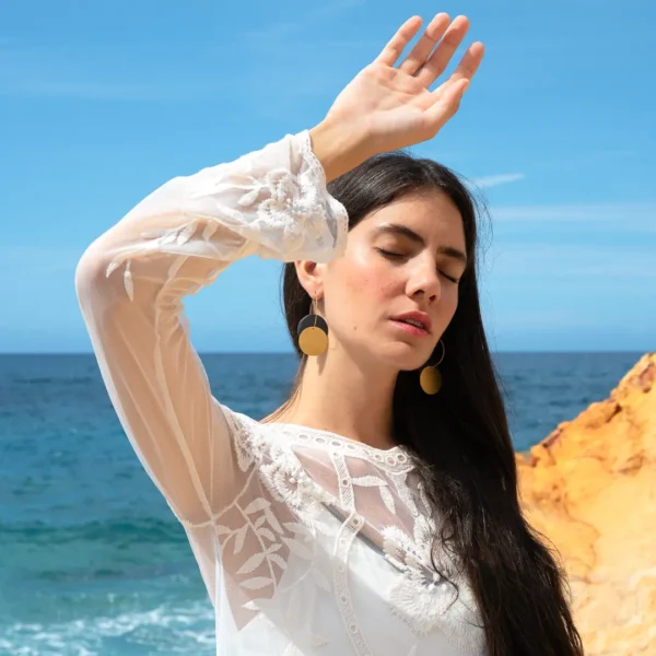 Boucles d'oreilles. Eklipsi : superbes créoles de grès noir et laiton doré, un bijou unique fait à la main en France- Photyne