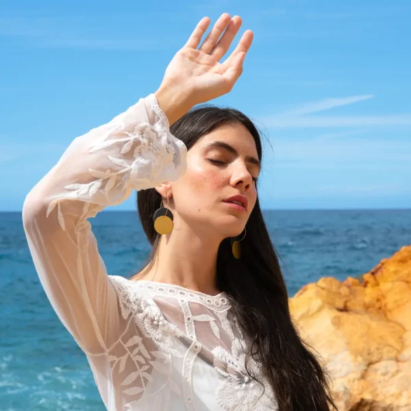 Boucles d'oreilles Eklipsi, créoles et disques en grès noir et laiton doré superposés - un bijou Photyne