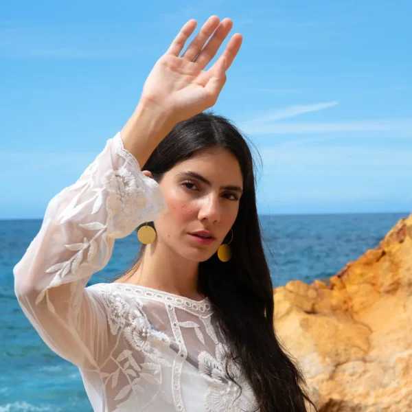 Boucles d'oreilles grecques Eklipsi composées de deux disques superposés : un en grès noir et un en laiton doré - une création Photyne