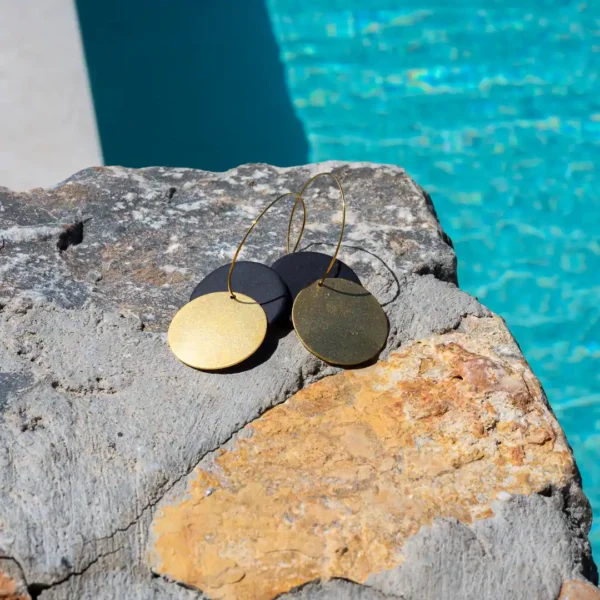 Créoles Eklipsi, un bijou grec en céramique et or-Photyne