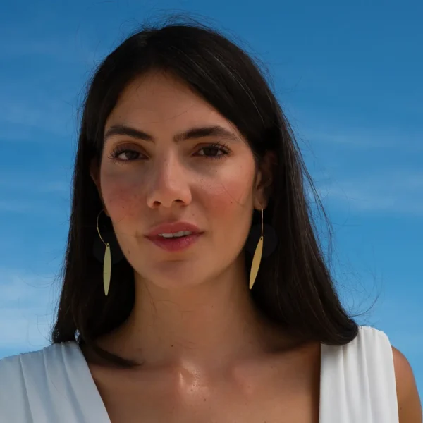 Créoles Eléa, disques en grès noir et feuilles en laiton dorées - faits main en France - un bijou Photyne