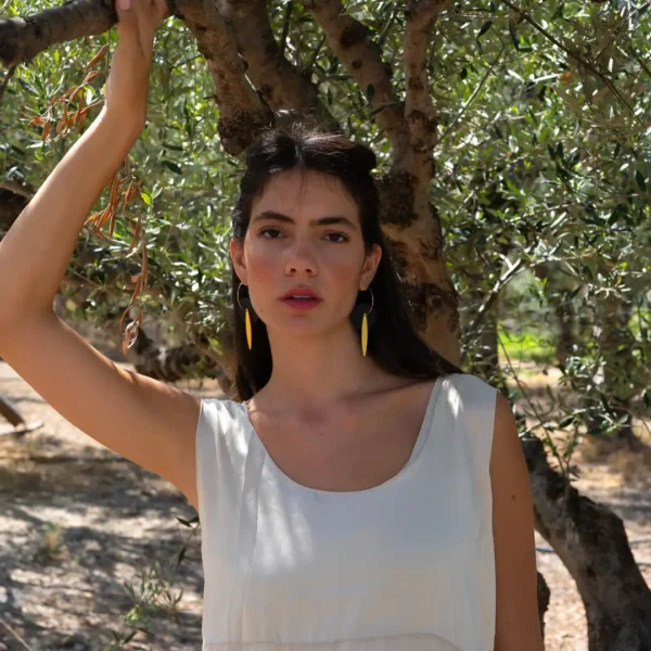 Boucles d'oreille Eléa : disques de grès noir brut non émaillé et feuilles de laiton dorées à l’or mat montés sur des créoles dorées à l’or fin - Photyne