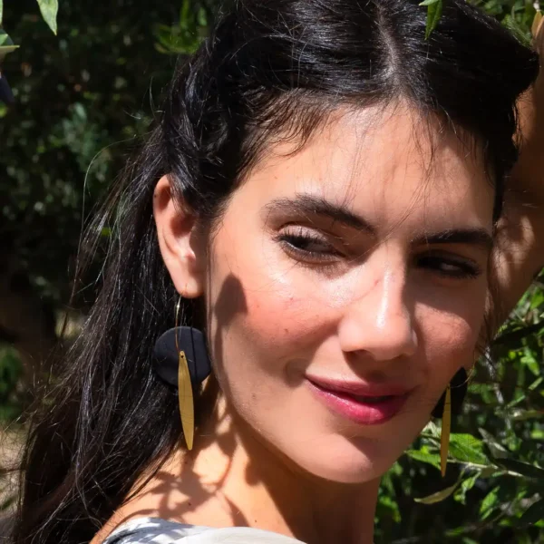 Boucles d'oreilles Eléa par Photyne, disques de céramique noire et éléments dorés en forme de feuilles d'olivier- un bijou grec unique