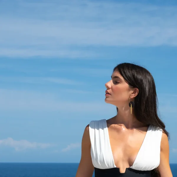 Créoles Eléa, disques en grès noir et feuilles en laiton dorées - un bijou grec artisanal par Photyne