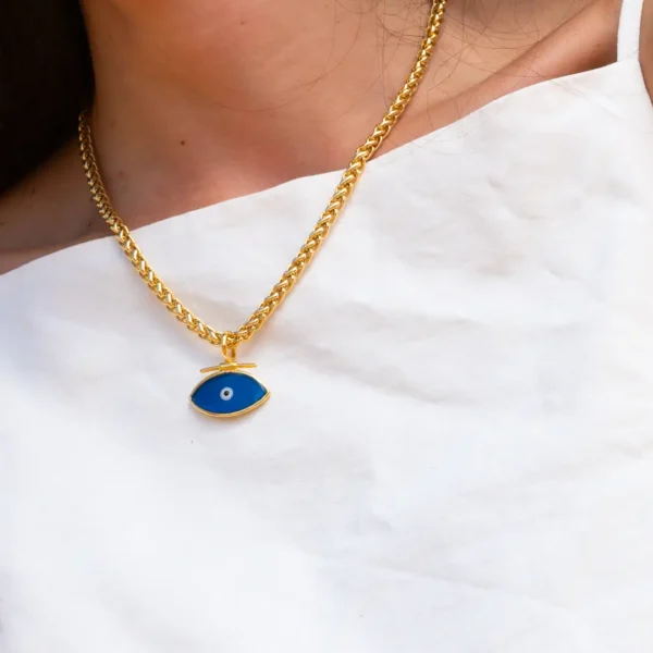 focus sur le médaillon du collier Mati en forme d'oeil protecteur bleu - un bijou porte bonheur grec- Photyne