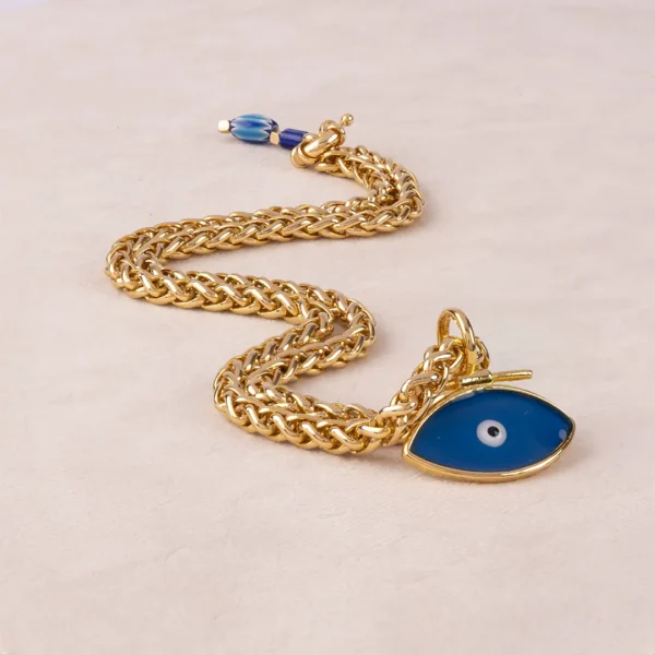 Focus sur le Collier Mati, et son oeil bleu protecteur - Photyne