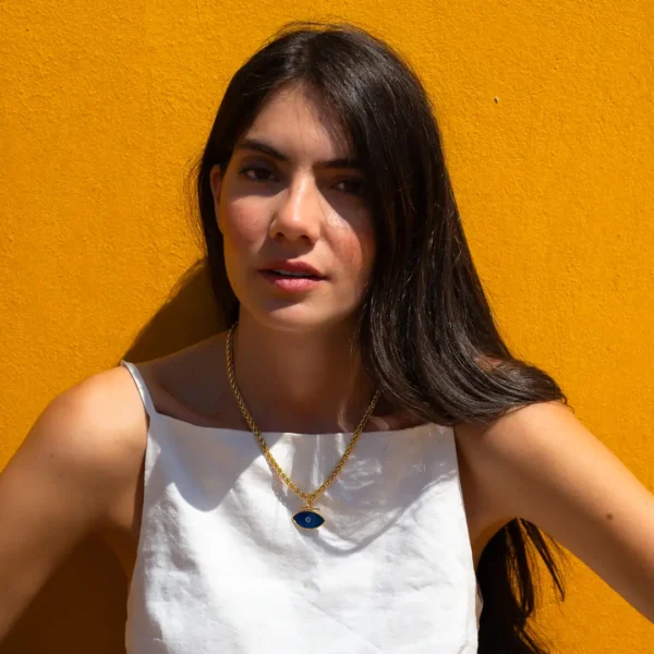 Bijou grec porte bonheur Mati, collier couleur or et médaillon en forme d'oeil protecteur de couleur bleu - Photyne