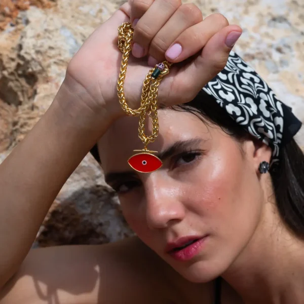 Collier porte bonheur avec son oeil rouge émaillé - un bijou grec selon Photyne