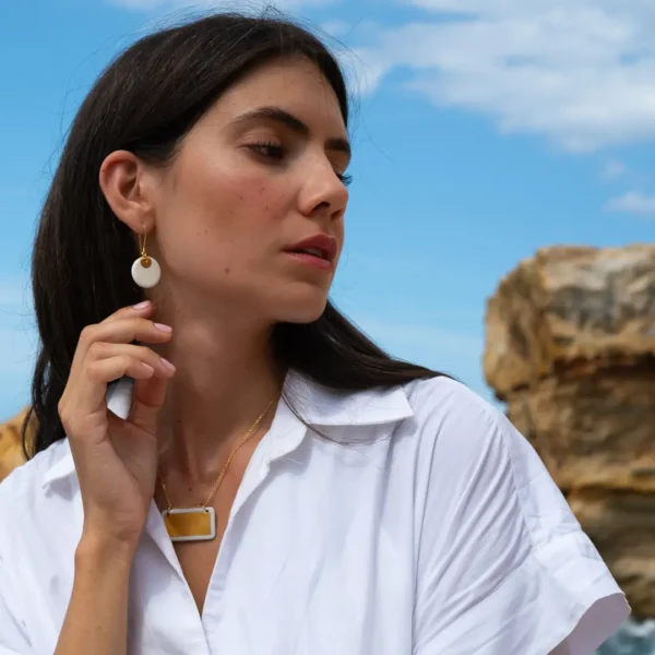 Boucles d'oreilles Electra et collier Roxane, toute la lumière de la Grèce dans deux bijoux en porcelaine - Photyne