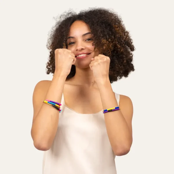 Jeune fille portant les 5 joncs Anna, des bijoux solaires et modernes par Photyne