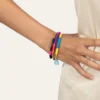 Plan serré sur les Bracelets Joncs modèle Anna or fin tressé de fils de couleurs - un bijou Photyne