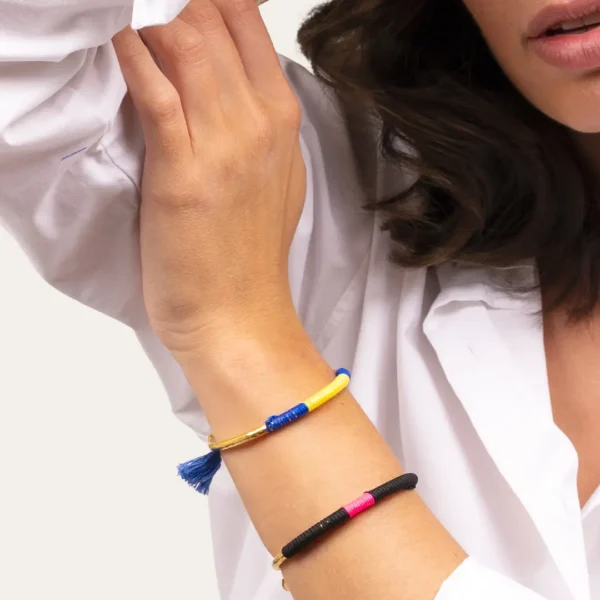 Deux Bracelets Joncs Anna or fin tressé de fils de couleurs - une création Photyne