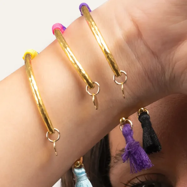 Gros plan sur les pompons des bracelets Anna- jonc colorés - Photyne