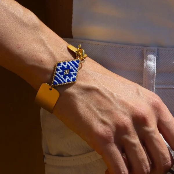 Gros plan sur la Manchette Xandra par Photyne - un Bracelet fait main doré à l’or fin tissée de perles Miyuki