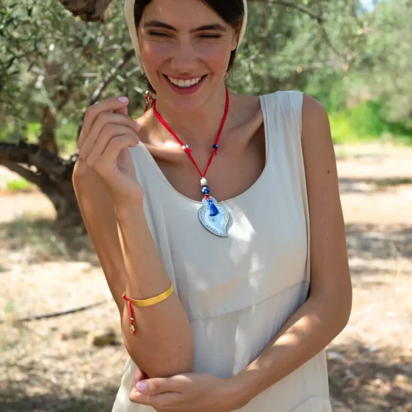 Manchette Rita, modèle avec cordon rouge , perle d'eau douce blanche - une création Photyne